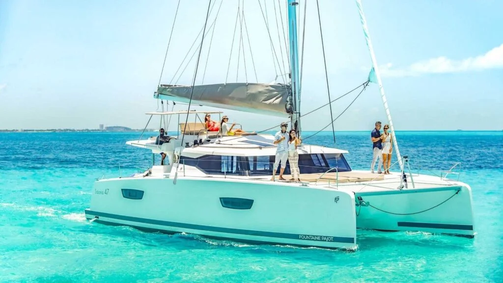 Esta imagen tiene un atributo ALT vacío; su nombre de archivo es 7-LoRes-Private-Isla-Mujeres-tour-in-catamaran-Victoria-Cancun-Sailing-1024x576.jpeg